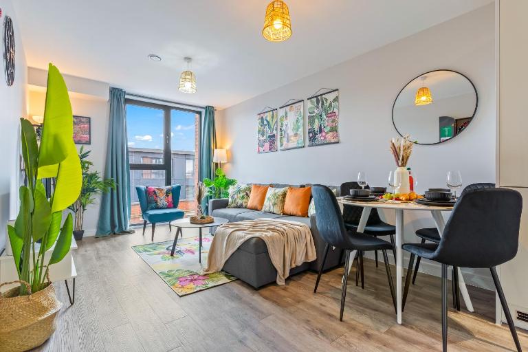 Tropical Suite - 2 Bed 2 Bath City Centre Netflix Games - Exclusive Weekly and Monthly DEALS - Raozee Homes - B&B Birmingham