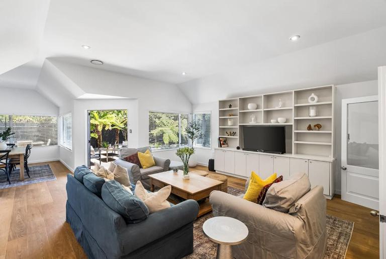 Kaleido Nook Enchanting 3BR Magic on Rugby Street - Chambres d'hôtes Christchurch