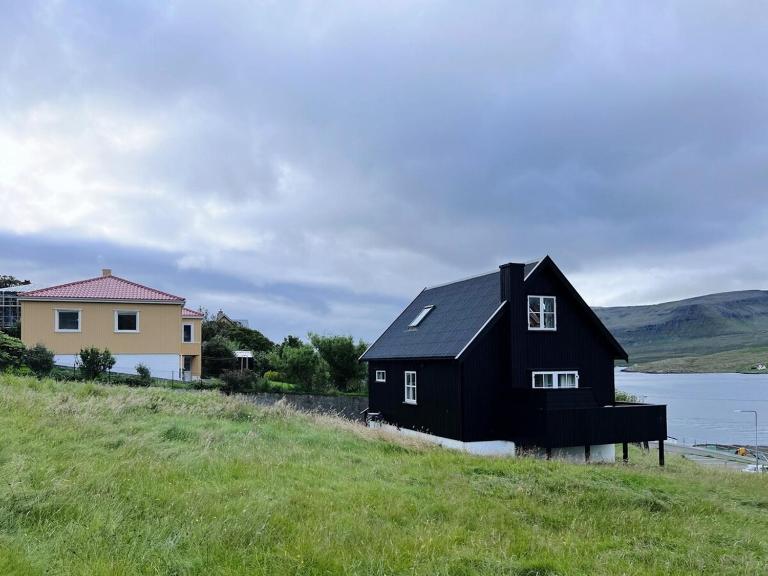 Charming 3-Bedroom Home with Stunning Fjord Views - Ferienwohnung Tvøroyri