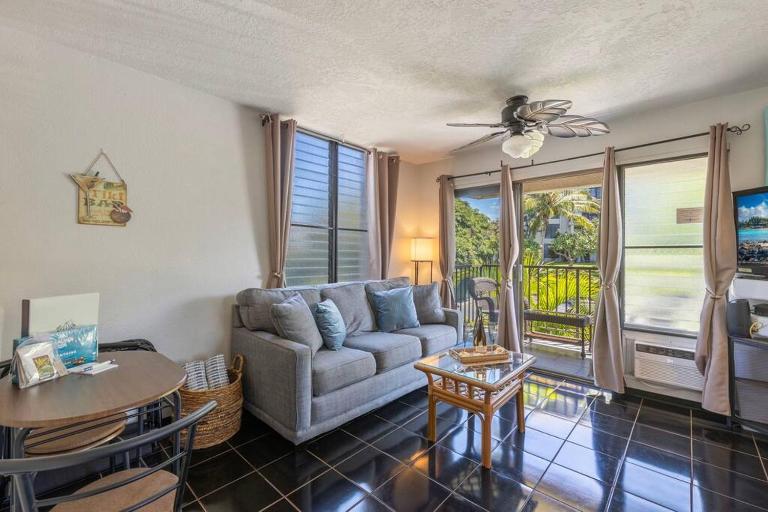 Kihei Akahi C320- Kihei Studio, walk to shops, dining, & the beach - B&B Wailea