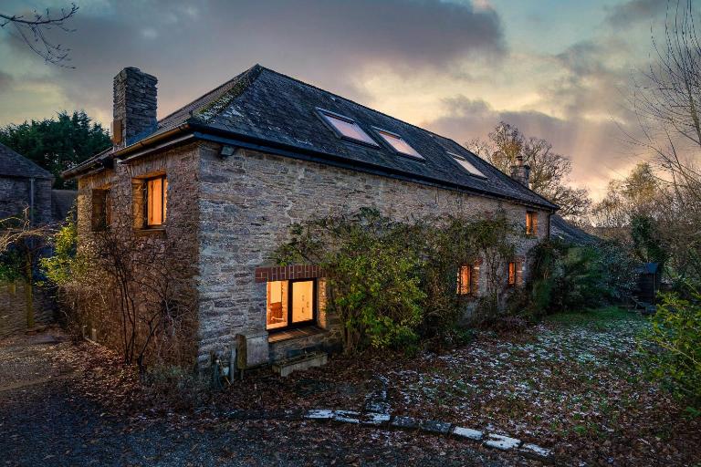 The Old Coach House - Converted barn with private garden parking and fireplace - B&B Totnes