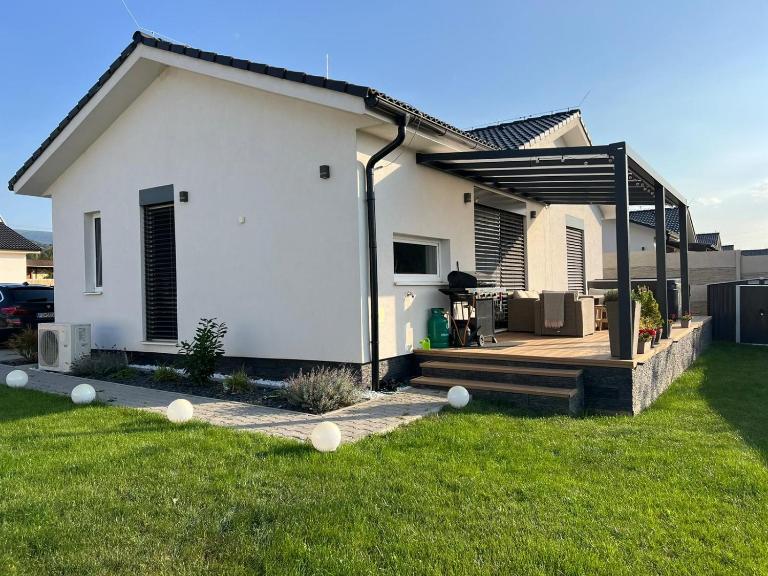 Moderný štýlový domček s virivkou-jacuzzi - Bed and Breakfast Prievidza