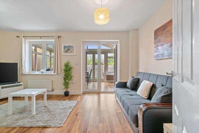 Cosy 3 bedroom spacious House - B&B Romford