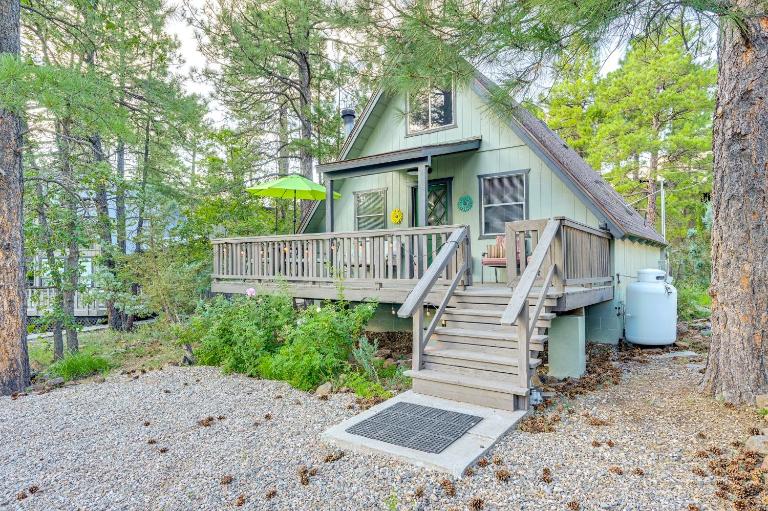 Deck & Grill: A-Frame Cabin in Munds Park! - Bed and Breakfast Munds Park