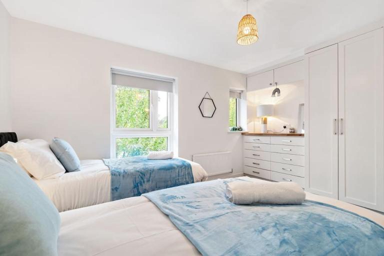 Luxury Ashford Home in secure neighbourhood with Private Parking - B&B Ashford