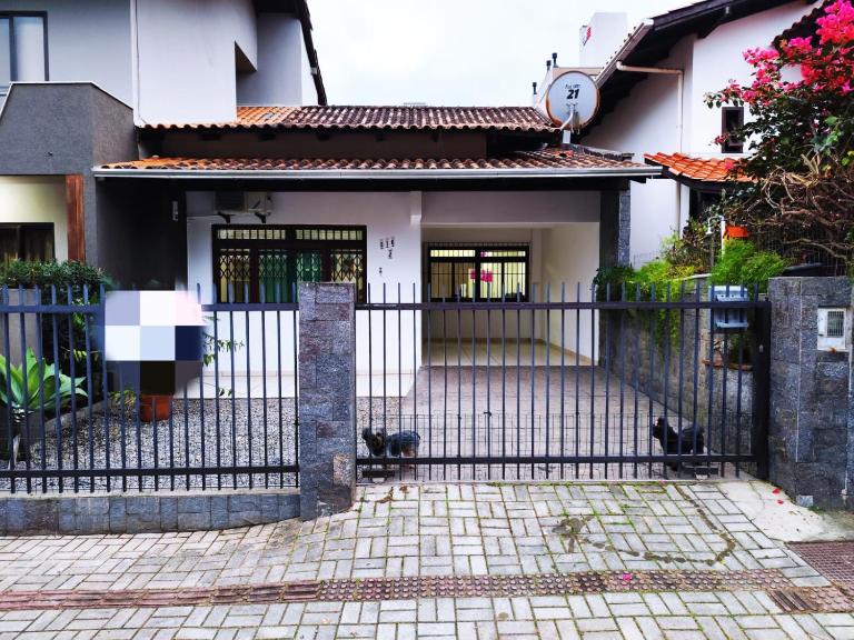 Linda Casa na Praia de Bombas - B&B Bombinhas
