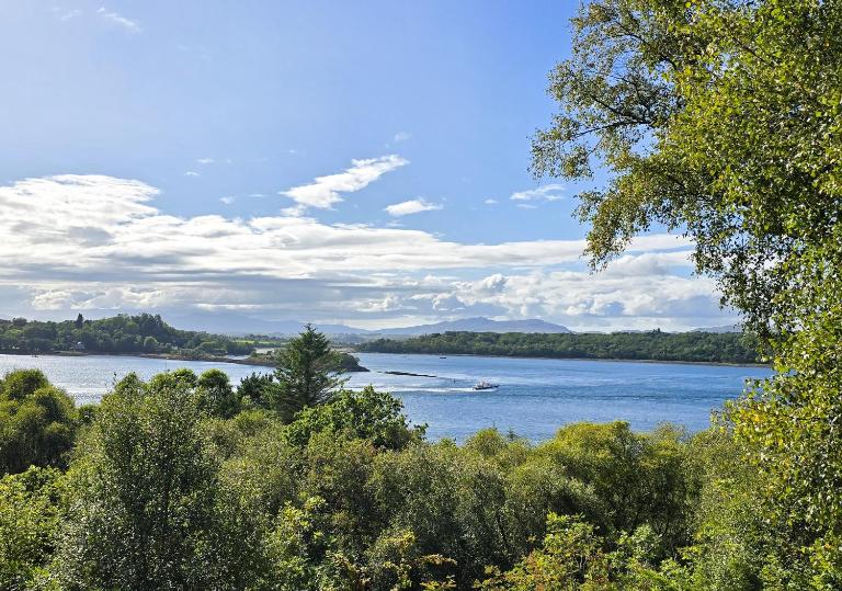 Highland Cottage with Loch Views and Access - Chambres d'hôtes Port Appin