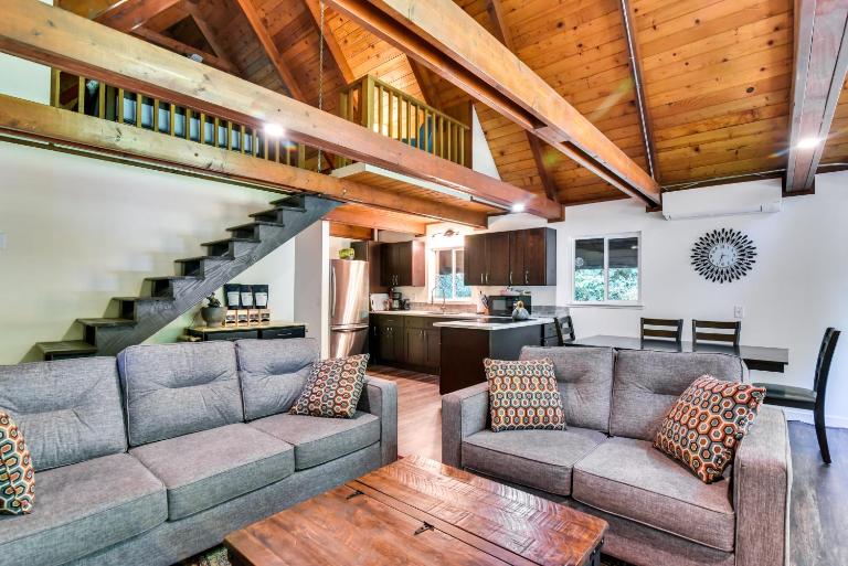 Rustic Cougar Cabin w/ Wood-Burning Fire Pit! - Chambres d'hôtes Cougar