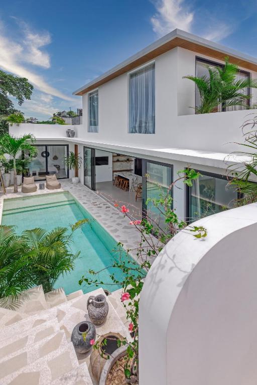 New Magnificent 3BR 5min to Finns & Berawa Beach Villa Alemar - Chambres d'hôtes Canggu