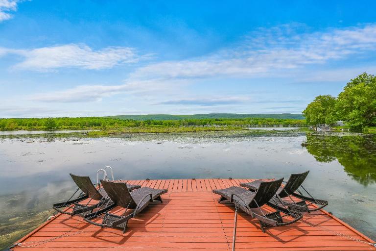 Waterfront, Hot Tub, Dock Kayaks, Movie Game Room - B&B Lake Ariel