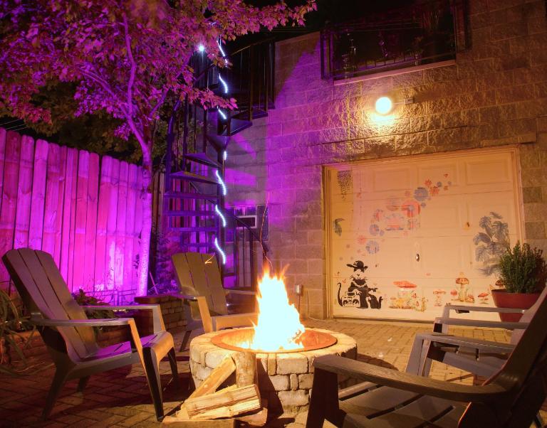 The Banksy-Free Parking -4 bedroom w King bed- Firepit Rooftop near United Center - B&B Chicago