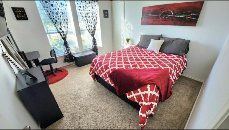 Comfortable Queen Bedroom with workspace - B&B Lancaster