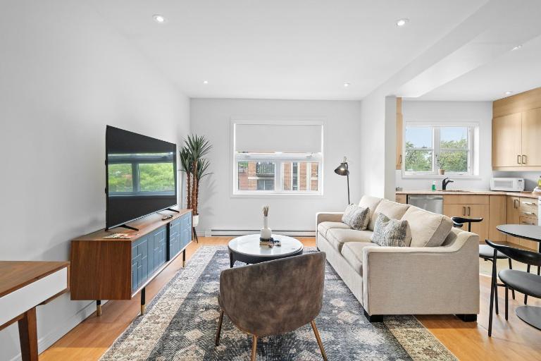 Trendy 2-Bedroom Haven by Jean Talon Market - Chambres d'hôtes Montréal