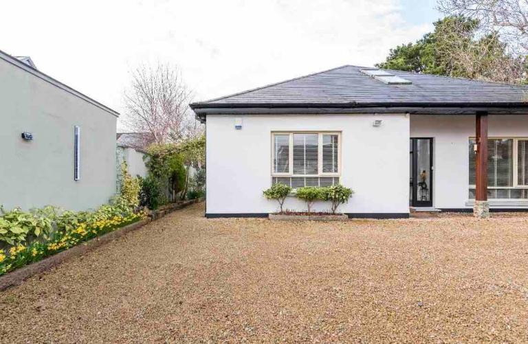 King bedroom en-suit bathroom, easy to city centre - B&B Foxrock