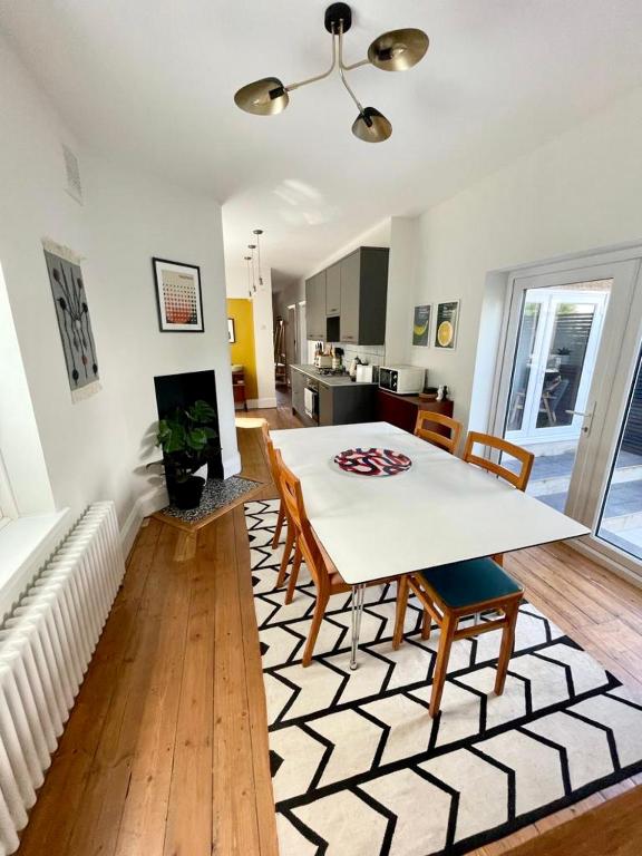 Flat1Hove- renovated, 2BR, patio, beach, free onsite parking - Bed and Breakfast Hove