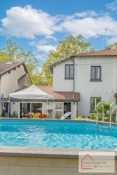 Maison à Lyon Parilly avec Piscine, Jardin, Parking Privé & Proche Eurexpo - B&B Vénissieux