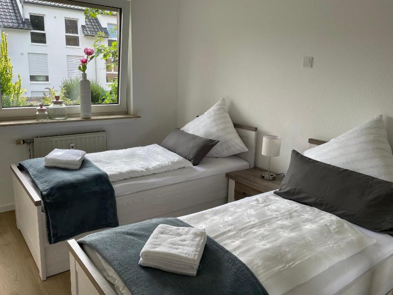 Ferienwohnung Sieben, Zentral gelegene mit Tiefgaragenstellplatz - Chambres d'hôtes Bad Oeynhausen