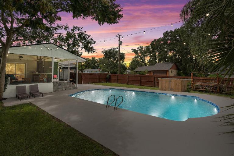 Resort-style home with a Heated Pool and a Huge Gated Yard - B&B Orlando