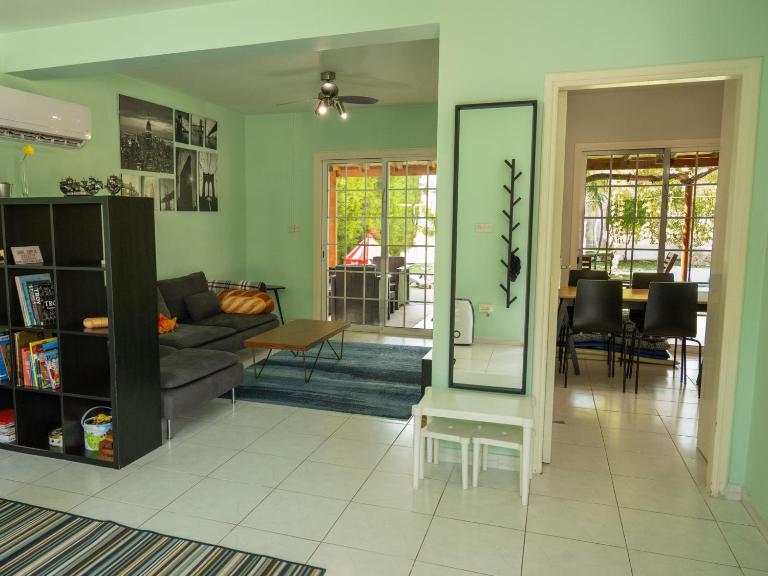Elite family holiday villa with playground & Play Ship - B&B Chlórakas
