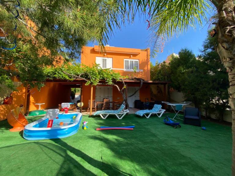 Elite family holiday villa with playground & Play Ship - B&B Chlórakas