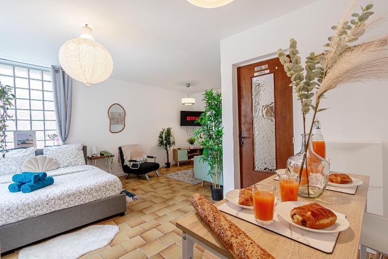 Charmant et Grand studio 34m2, Paris Disneyland 20min, Aéroport CDG, Parc Asterix, Gare de Chelles Gournay - Bed and Breakfast Le Pin