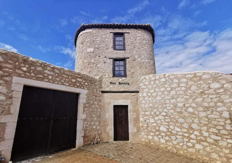 Tour médiévale fortifiée entièrement restauré - B&B Saint-Sever