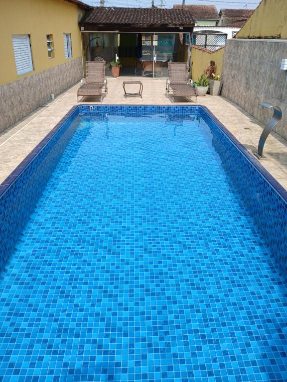 600 metros da praia piscina e churras 3 vagas - Chambres d'hôtes Mongaguá