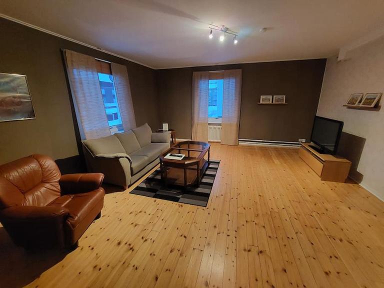 Spacious three-room apartment with balcony - Ferienwohnung Luleå