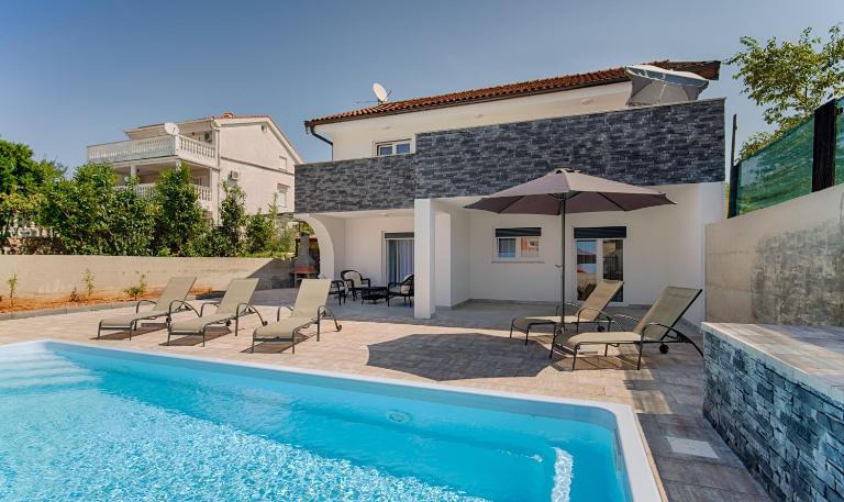 New villa with pool, 600 m from the beach - by TRAVELER tourist agency Krk ID 2164 - B&B Pinezići