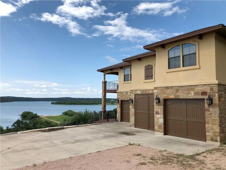 Hickory Lake Travis Lake House with Phenomenal Views on 3 acres, Large Driveway, Minutes from Hidden Falls Rec Park - B&B Marble Falls