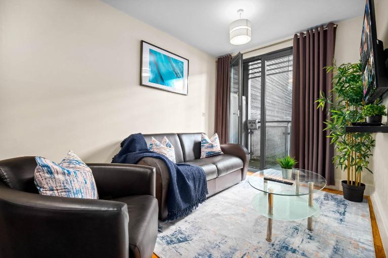 City Centre - Chinatown - Apartment - Balcony - Secure Parking - Fast WIFI - 39A - Bed and Breakfast Birmingham
