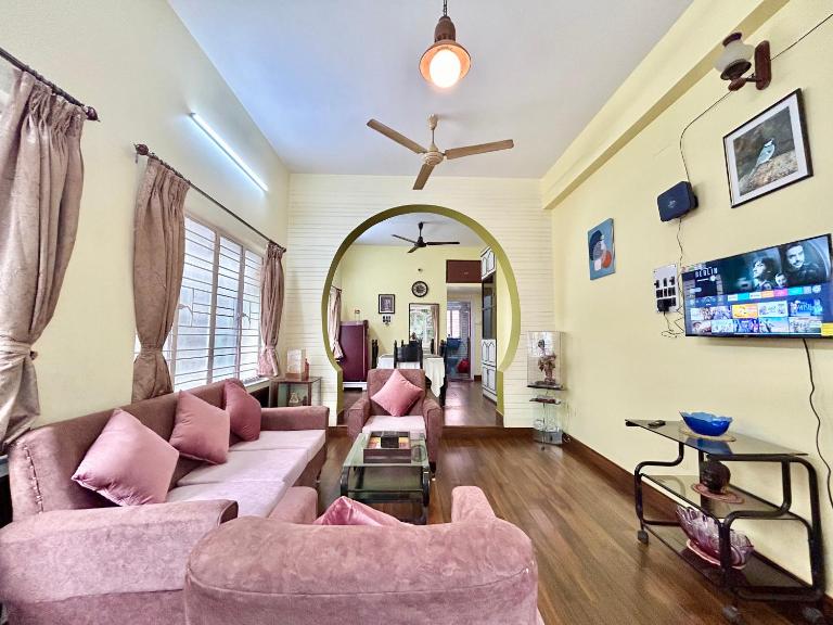 Retro Style 2BHK near Salt Lake Sector 5 Metro Station - B&B Salt Lake City