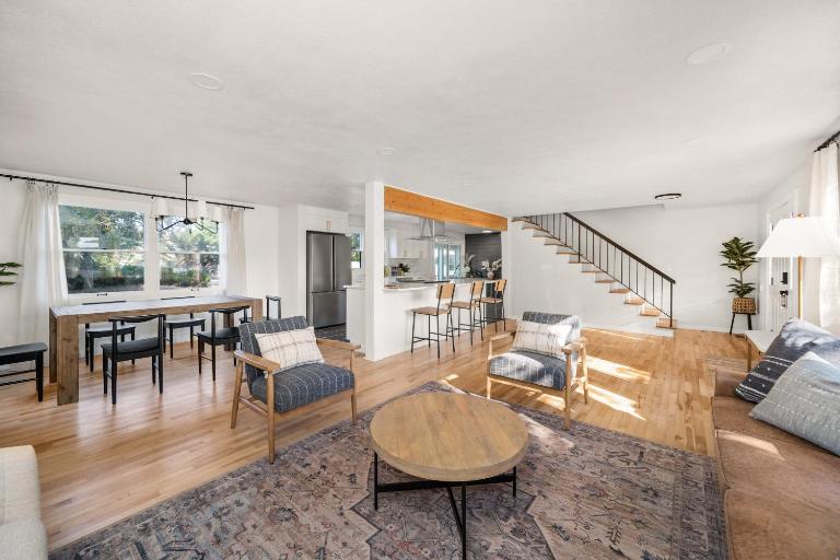 Beautiful 3 story villa with room for 17 people - outdoor POOL and indoor SAUNA - Chambres d'hôtes Spokane