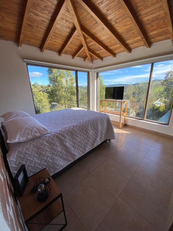 Habitación con baño privado en casa de campo ubicada en Santa Elena - B&B Santa Helena