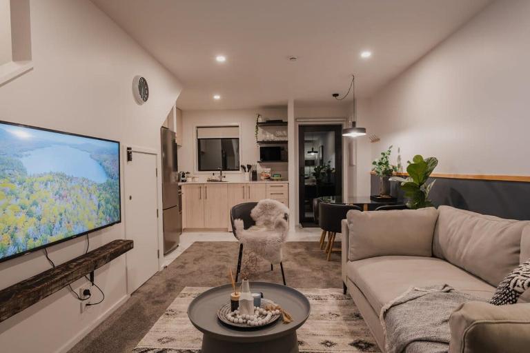 High Roller Luxury Casino Suite & Hot Tub - B&B Christchurch