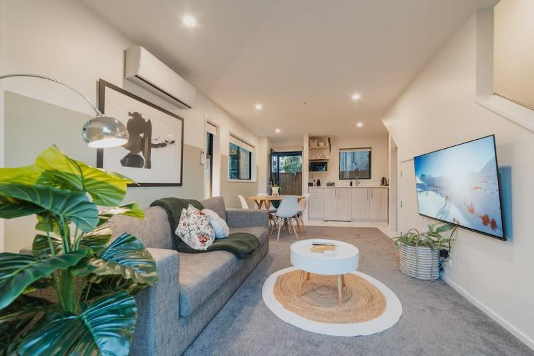 Misty Meadows Manor - Your Urban Oasis - B&B Christchurch