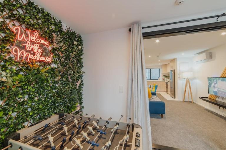 Madhouse Comfort - 2-BR Haven on Tuam Street - B&B Christchurch