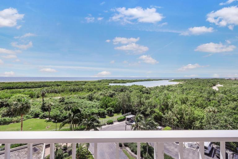 Corner beachfront condo with gym, pool and grills - B&B Marco Island