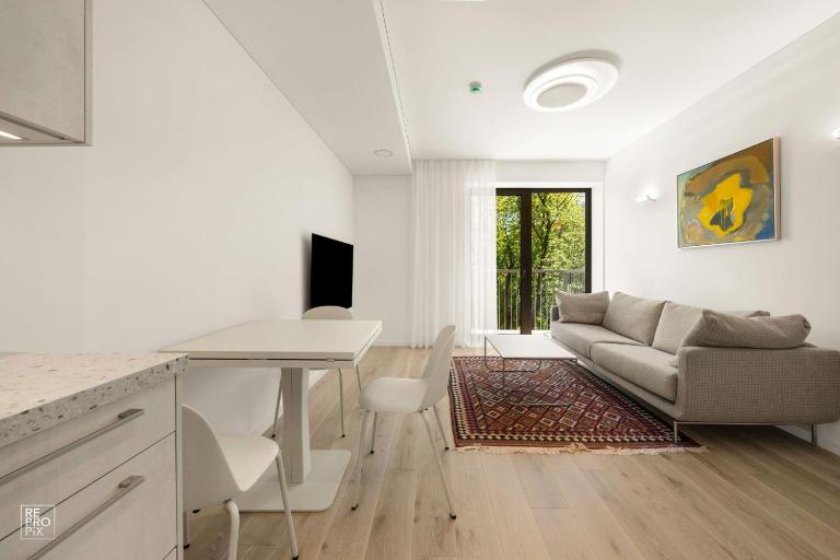 Bright 2BR with Private EV Parking, workspace, AC - B&B Kaunas