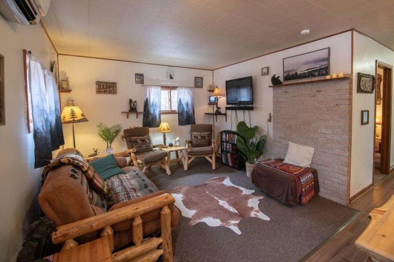 Black bear cabin with blow up hot tub - B&B Necedah