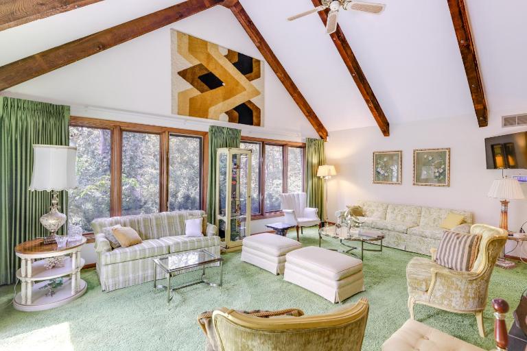 Retro Ohio Home on 1-Acre Property - B&B Xenia