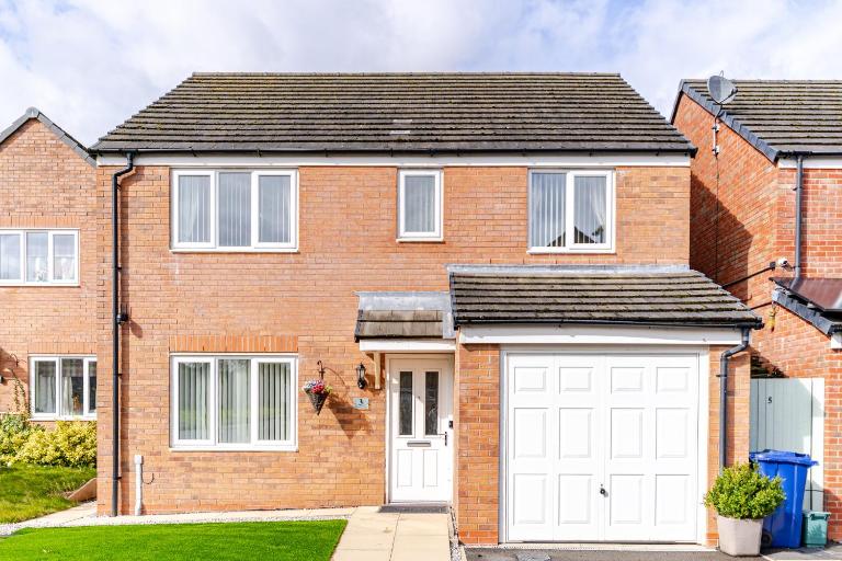4 Bedroom Detached, Wi-Fi, Parking, stunning views - Bed and Breakfast Newcastle-under-Lyme