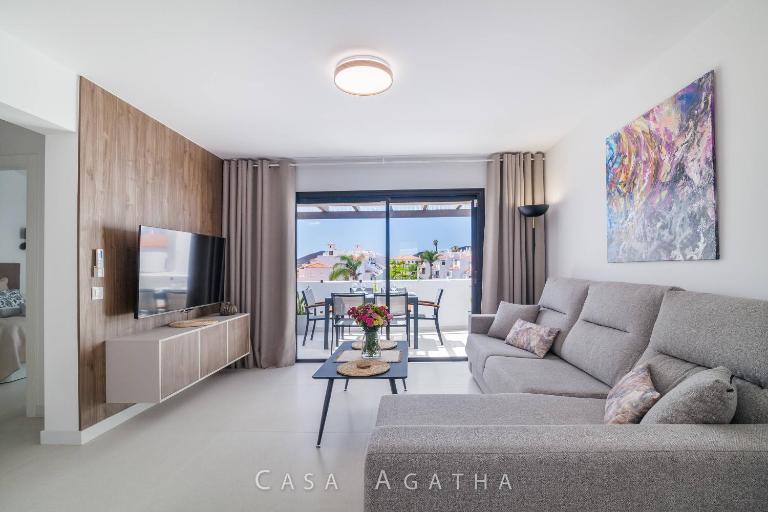 CASA AGATHA - 3 terraces, AC, tv channels, 2 bedrooms & bathrooms, heated pool - Bed and Breakfast San Miguel De Abona