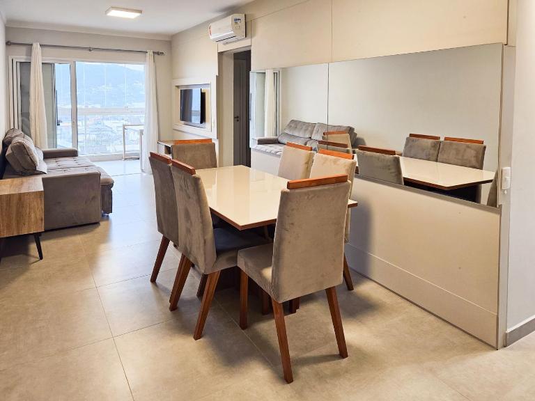 Apto Climatizado c/ Sacada e Churrasqueira KN0522 - Chambres d'hôtes São Francisco do Sul