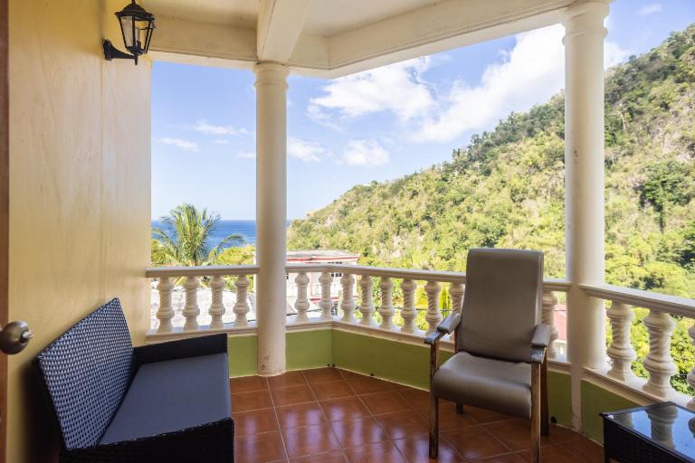 Rosehill Heights Modern 4 bedroom vacation rental - B&B Soufrière
