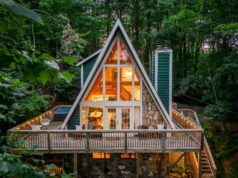 Big Mountain View! Downtown Gatlinburg Chalet Village! Hot Tub! Fan Favorite! AFrame Dreams! Magazine-Featured! Stunning Interiors! Little Green Cabin - B&B Gatlinburg