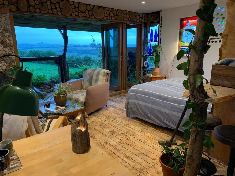 Cosy rustic cabin with hot tub and country views - B&B Llanelli