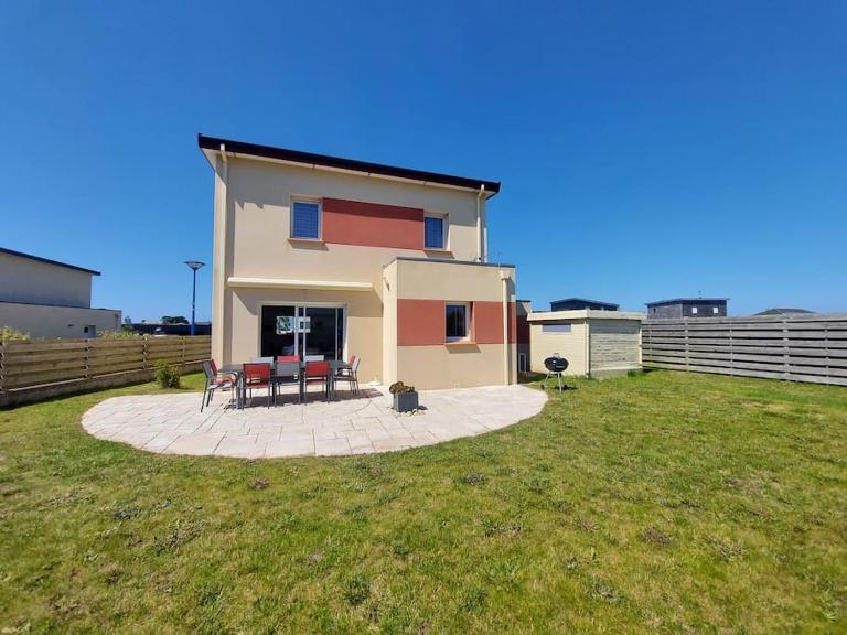 Maison lumineuse, quartier calme, proche mer, 8 personnes - B&B Santec