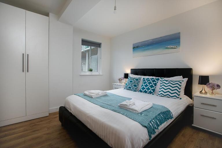 Stunning One-Bed Apartment with King Size Bed, Private Balcony and Free Gated Parking - Ferienwohnung Enfield