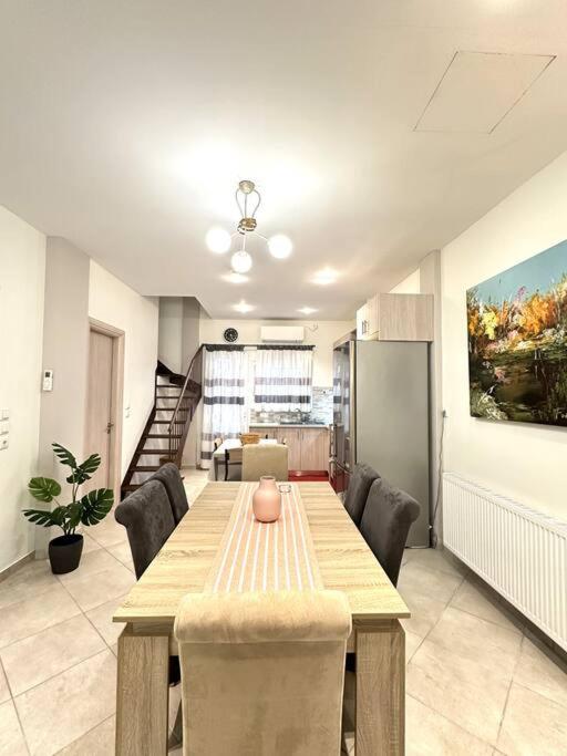 Tide and Tonic spacious 1bd apartment with extra Loft Style Sleeping Area, Paleo Faliro - B&B Athens